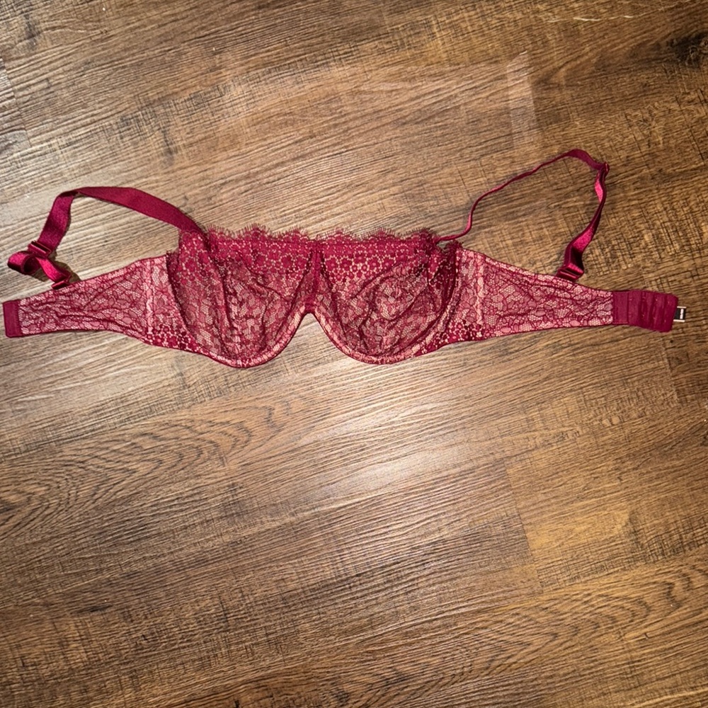 Elegant Lace Underwire Bra in Burgundy